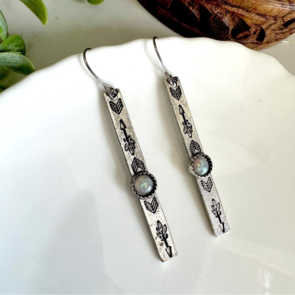 3/$22š©¶ Silver Arrow Stamped Earrings Etched Inlaid Iridescent Crystal NEW - Picture 3 of 15